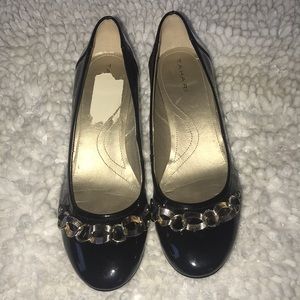 Like NEW Patent leather black TAHARI mule wedge